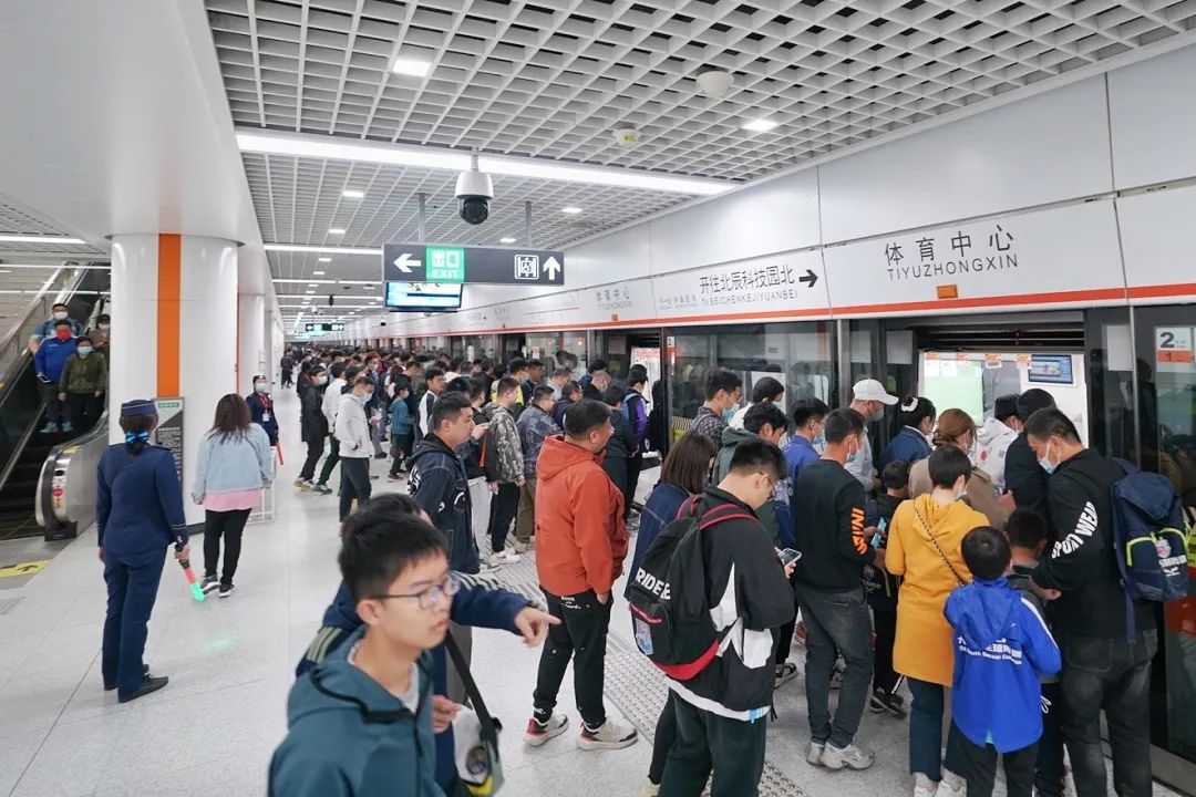 今晚天津两条地铁加开列车缩短间隔