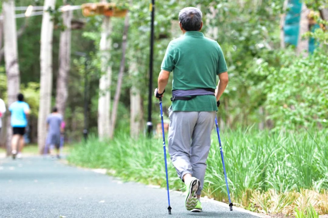 医生看你走路就能看出健康问题身体好不好走几步看看