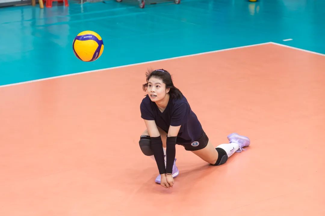 cuva首战告捷为华师女排加油