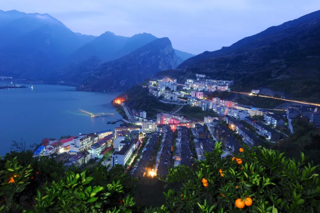 西陵峡 图丨夷陵文旅听完随行金牌导游的分享后,董宇辉说:●○●"