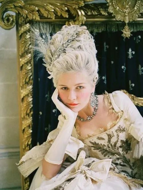 她曾是盖茨比舞会和唐顿庄园中最璀璨的"天使",却因被