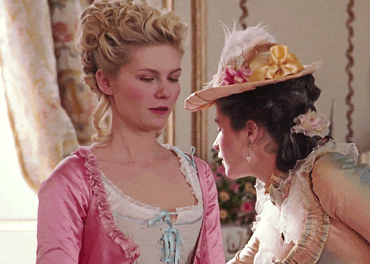 未知,约1775,圣昆坦博物馆【左】玛丽王后扮演者头上佩戴的羽毛珠宝