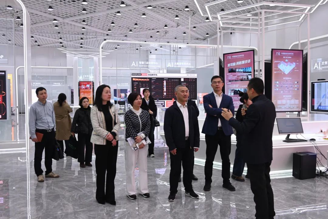 在众望布艺股份有限公司,金爱武一行参观考察了展厅和数字化工厂,对