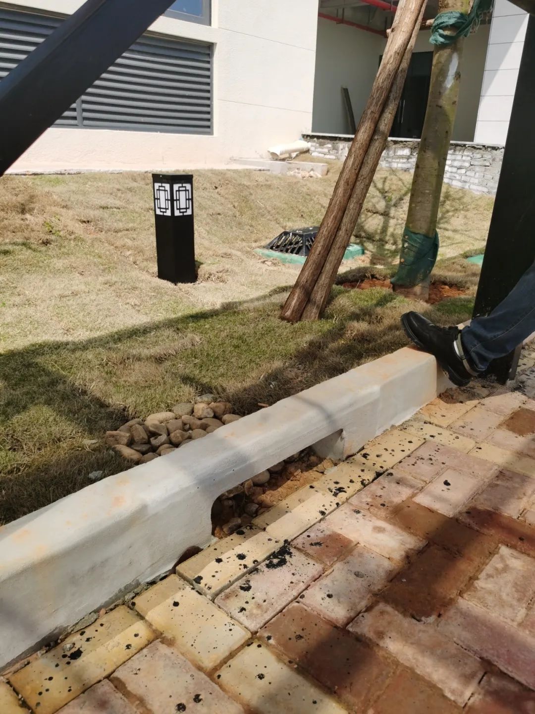 (5)开口路缘石后土方过高,无法进水.(4)草皮未加强养护.