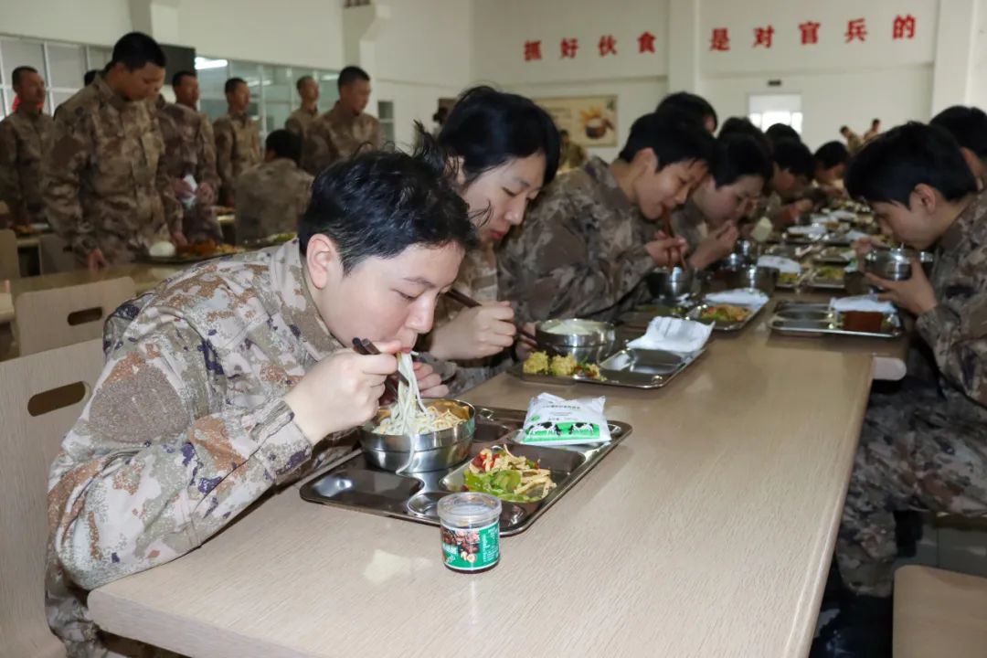 空军女兵吃饭伙食图片图片