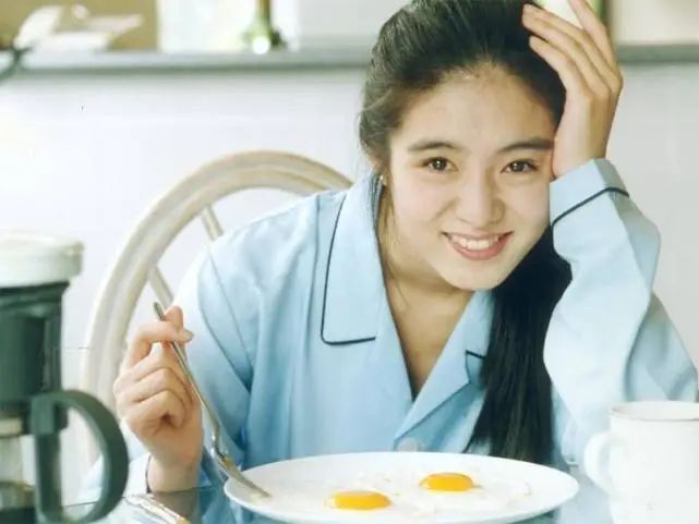 之后还和金城武搭档出演王家卫的《堕落天使》而就是这样的超高起点