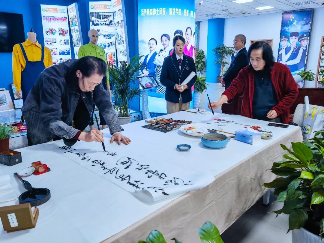 书画创作现场著名作家,书法家,四川作家书画院院长牛放(右)向学校赠送
