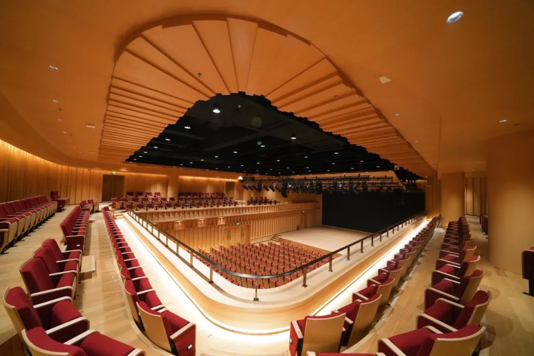 03"鞋盒式"音乐厅,沉浸式体验武汉大学爱平音乐厅采用与维也纳金色