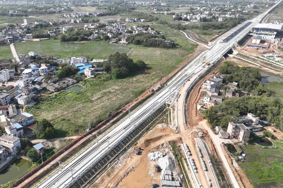 工程建设标准为高速铁路,双线,设计时速为350公里.