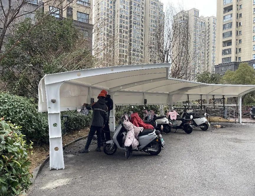 黄山街道协商共建暖心车棚让电动车安家又安全