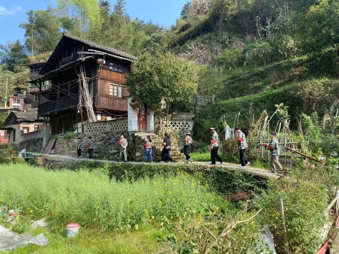 近日,锦屏县三江镇积极组织村支两委成员和驻村工作队到各村,以农家