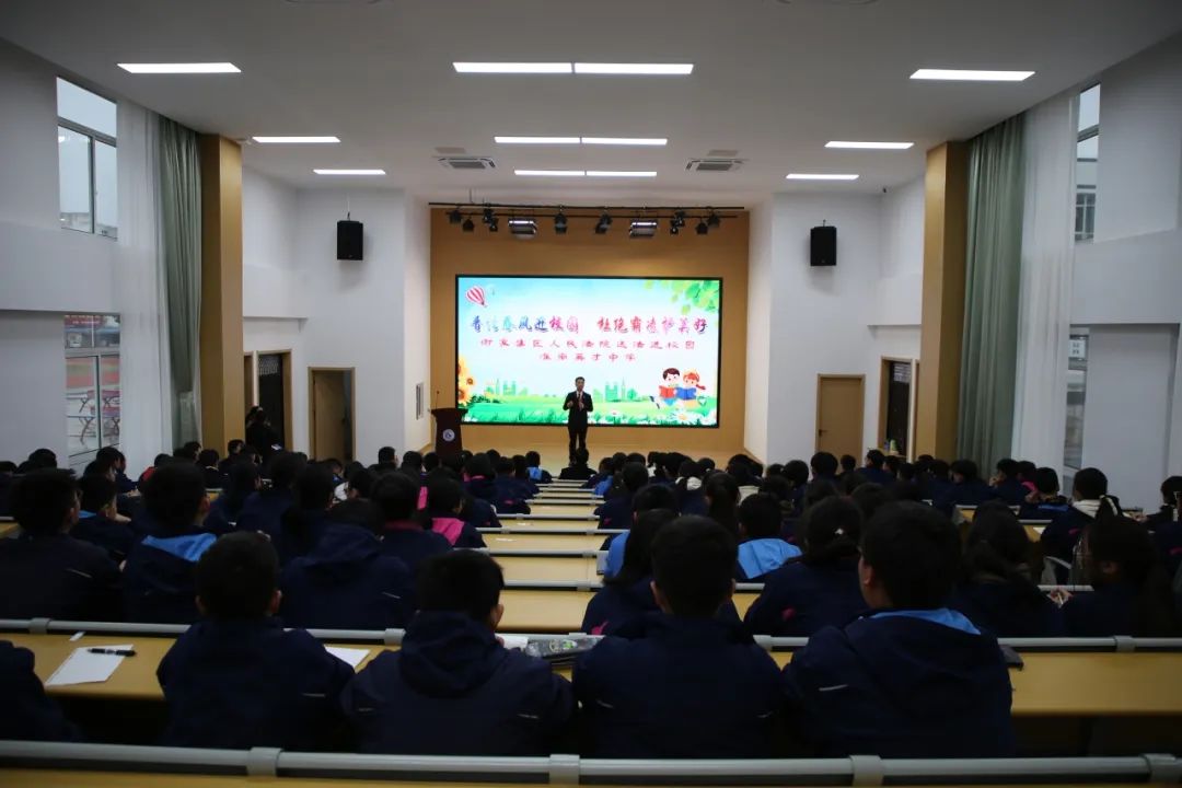 淮南市谢家集区人民法院望峰岗人民法庭组织青年法官走进淮南英才中学