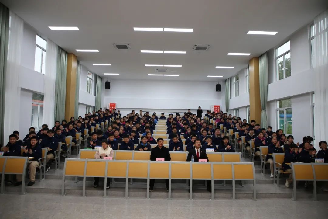 望峰岗人民法庭组织青年法官走进淮南英才中学开展以"普法春风进校园