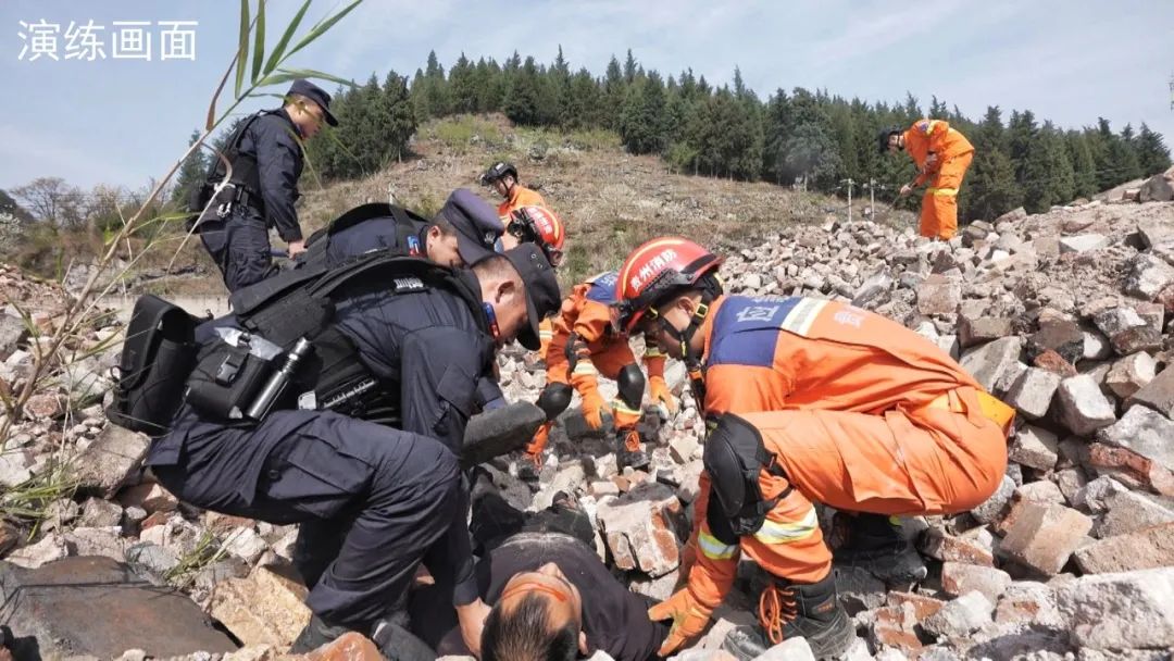 人民警察救灾照片图片