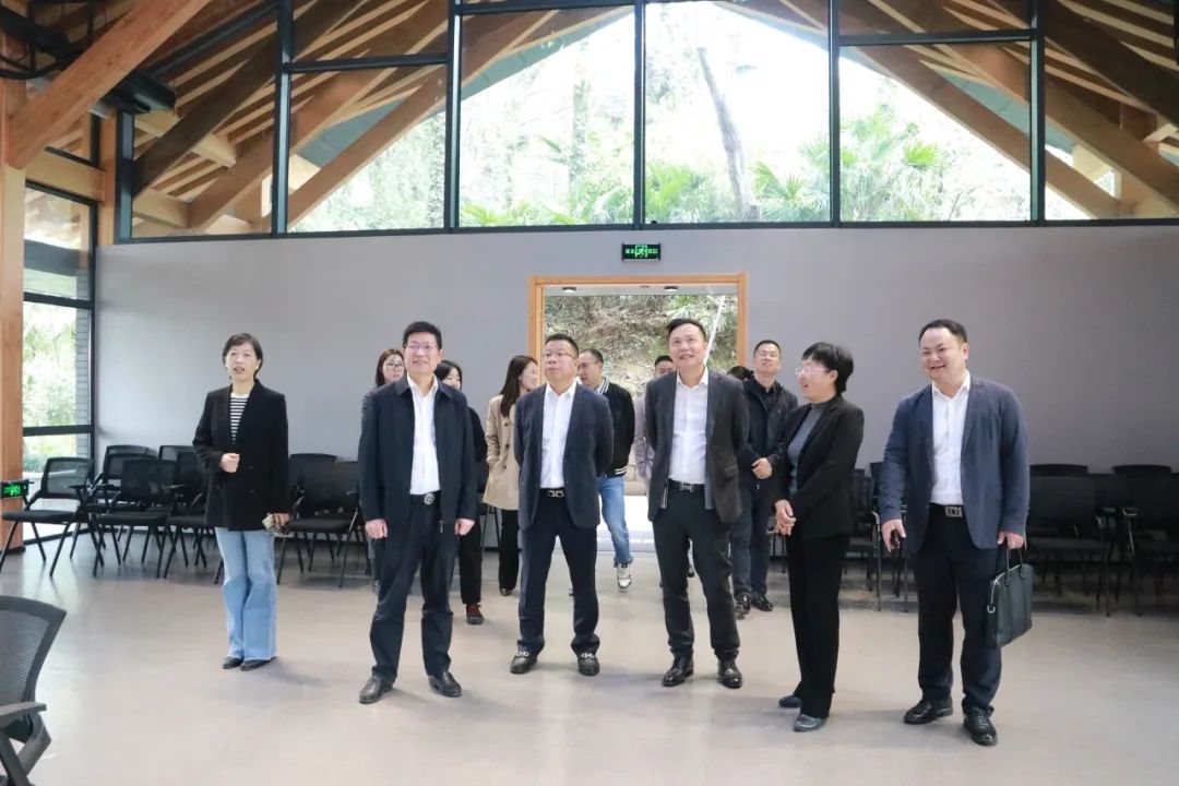 区政协经科委主任陆峰,区科协领导参加.