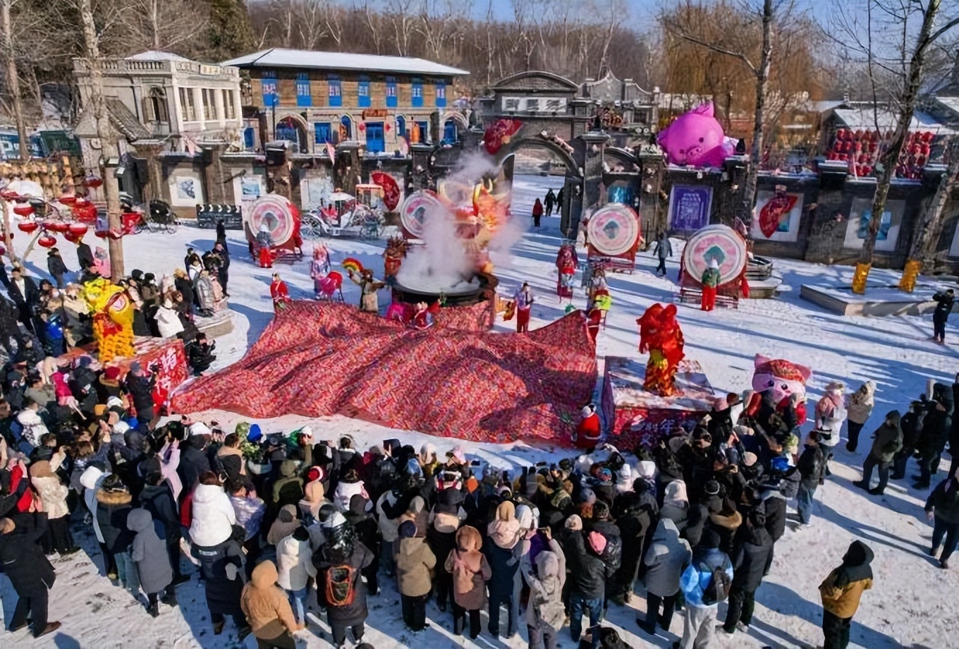 大铁锅,大柴火东北酸菜一大锅锅盖一掀,咕嘟冒泡,香味蹭蹭飘景区带领