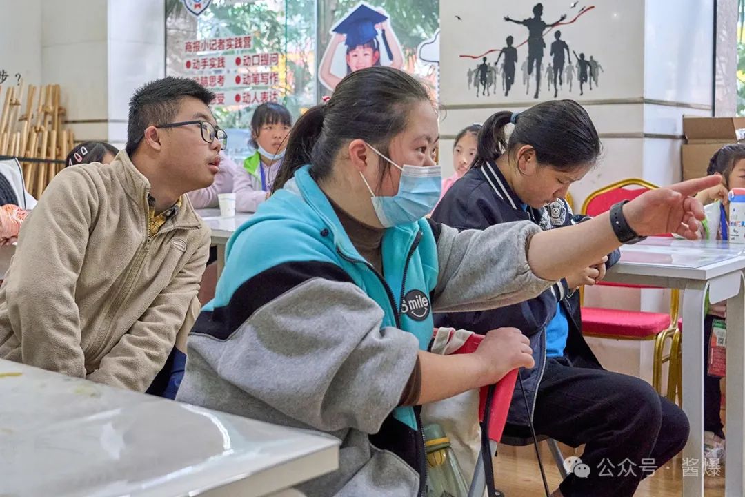 夏雨恬同学掷到了"6",为白板上的"外星人"添上了六条腿.