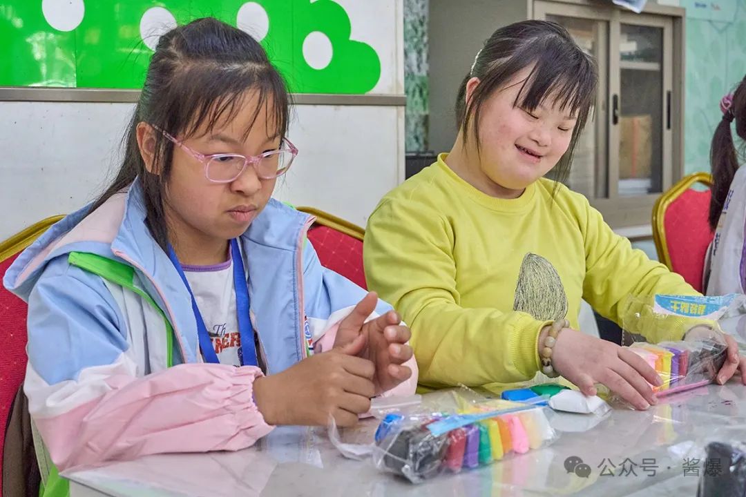 傅彧开同学捏了一个"梨形"外星人,黑色皮肤,六只眼睛,四张嘴,手像小