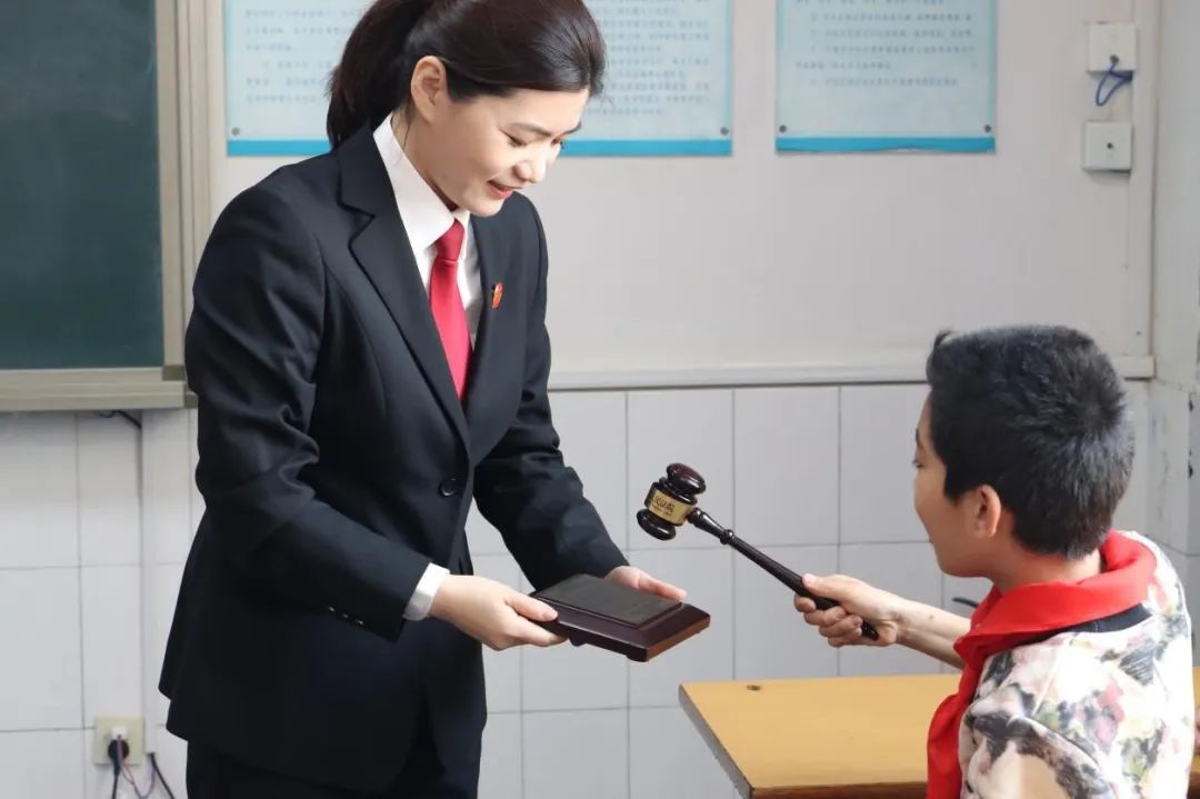 法治课开讲前,赵琳法官精心设置了"小法官"体验环节,用通俗易懂的语言