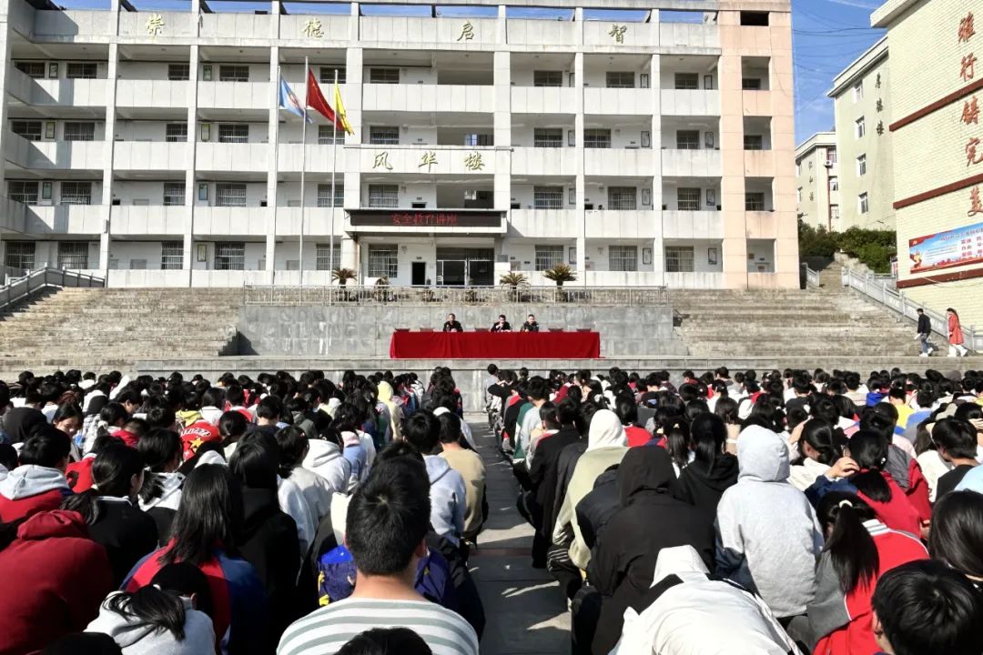 青春向阳法护成长罗田法院开展送法进校园活动