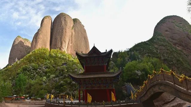 洞景区武山县景点推荐古坡草原——风景区以草原风景为主,并有石鼓山