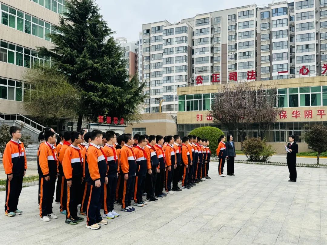 3月26日,华阴法院举办开放日活动,邀请城关小学师生"沉浸式"体验司法