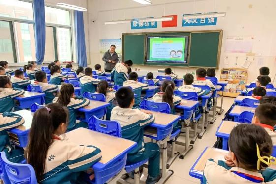 3月25日,东营区法院法治教育讲师团9名讲师走进东营区弘文小学,为三