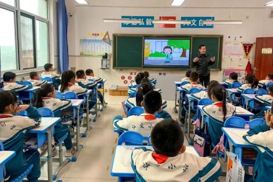 3月25日,东营区法院法治教育讲师团9名讲师走进东营区弘文小学,为三