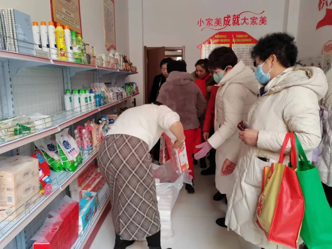 "我兑换了一瓶洗洁精和一提卫生纸,这些都是我平时参加社区的志愿服务