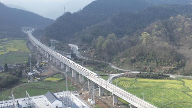池黄高铁起自池州站,途经安徽省池州市贵池区,青阳县,黄山市黄山区
