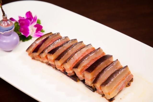 色泽红亮,香辣开胃,香味四溢,味道醇厚,是一道极具吉安特色的菜肴