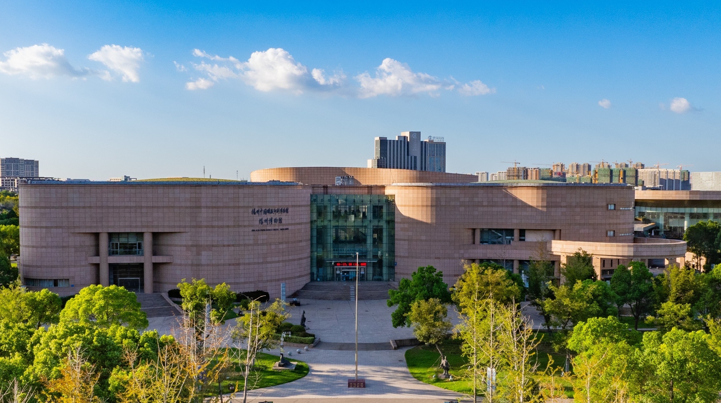 博物馆有看头|霁蓝釉梅瓶的来"龙"去脉 在扬州博物馆遇见"动感龙"