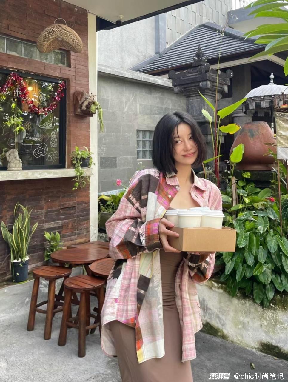 内娱腿精排行榜的前三肯定有李溪芮的名字,身高170 ,身材纤瘦又高级