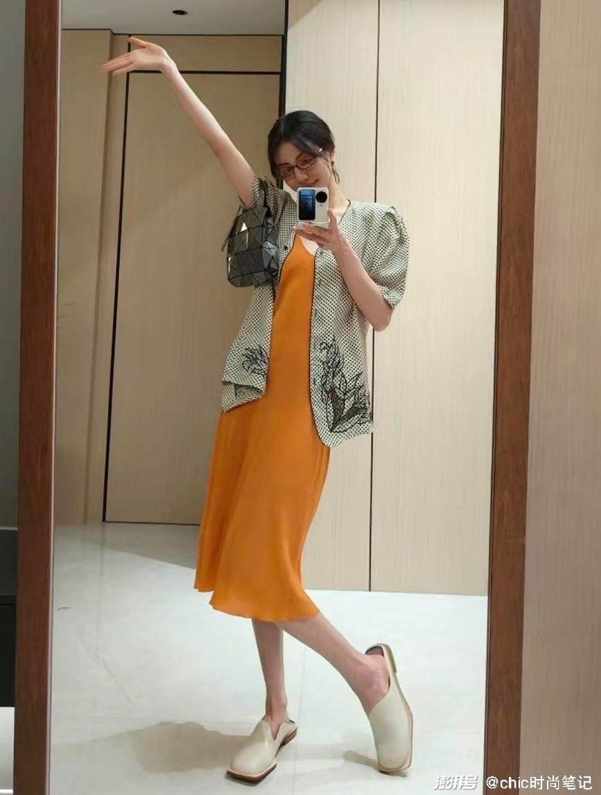 内娱腿精排行榜的前三肯定有李溪芮的名字,身高170 ,身材纤瘦又高