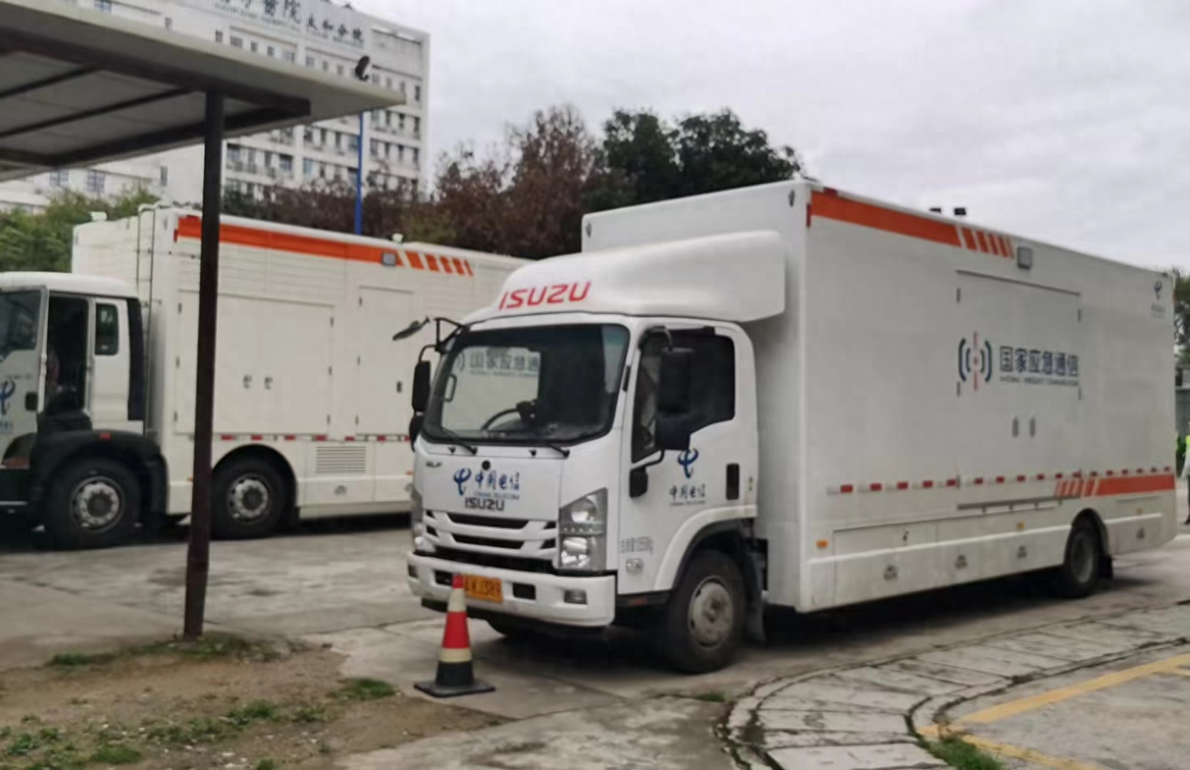 两台大功率应急电源车并机发电带载运行,中国电信开展重点机楼实战化