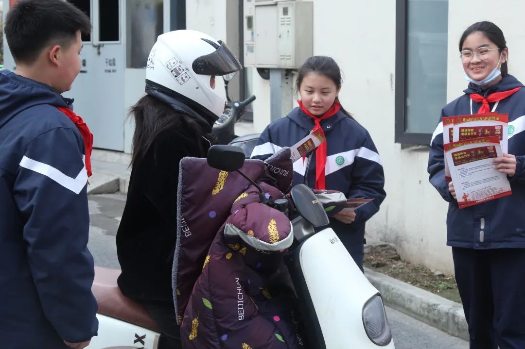 "活动当天,春申中学的学生们在社区内分发电瓶车消防安全宣传手册,并
