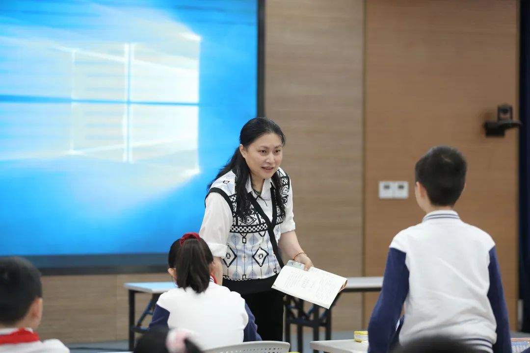 "云朵妈妈"——记上海市黄浦区卢湾一中心小学校长吴