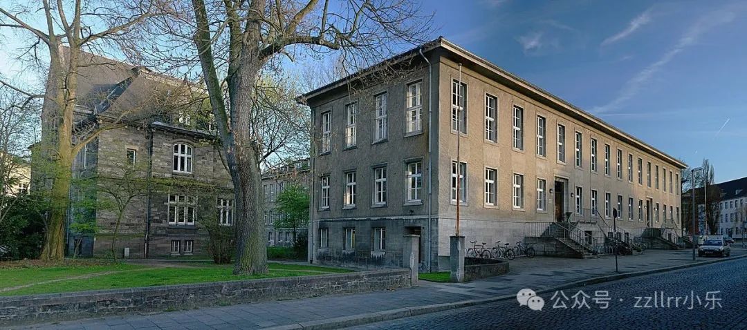 大学很古老,许多设施都很过时.我必须学会欣赏它的魅力.