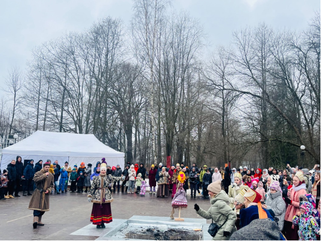 庆祝活动,比如,在一处广场内主持人们穿着民族服饰带领大家玩人墙游戏