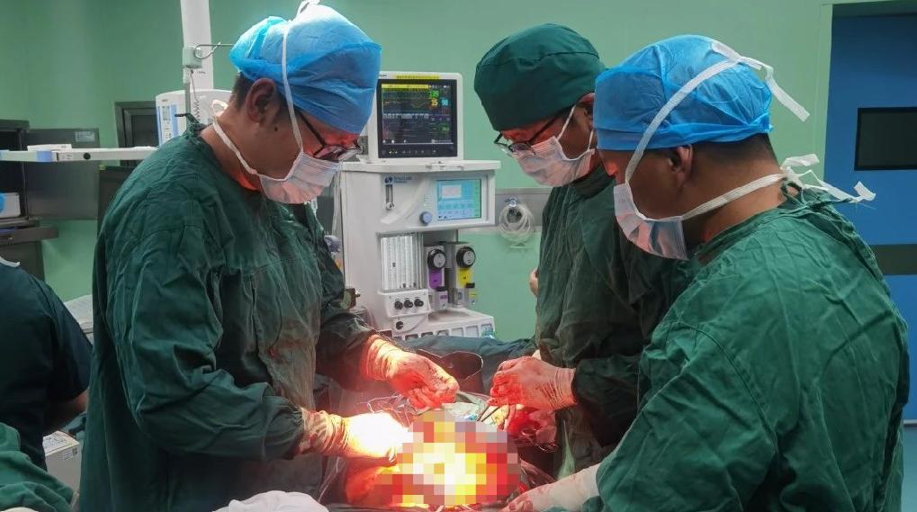 同时开展,翁昊主任完成第一台手术止血后立即"跳台"衔接到这台手术中