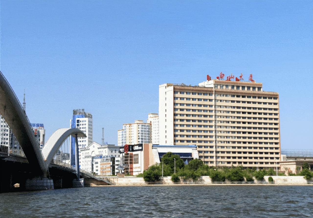 图们边疆大厦房价清明假期全年最低,该酒店位于图们江边,"窗边望江"