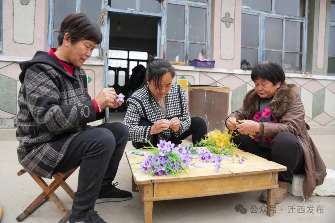 一朵绢花绽放幸福更绽放希望