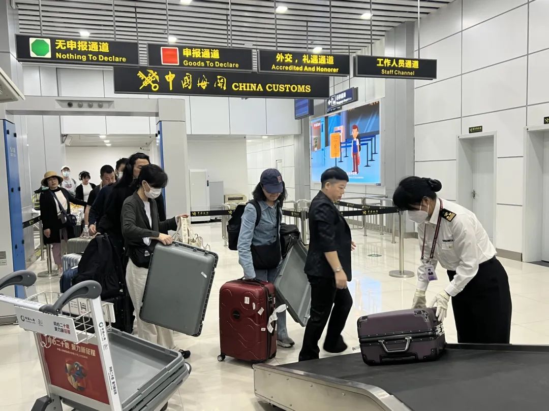 西双版纳嘎洒国际机场口岸国际航线复航一周年 出入境旅客2.