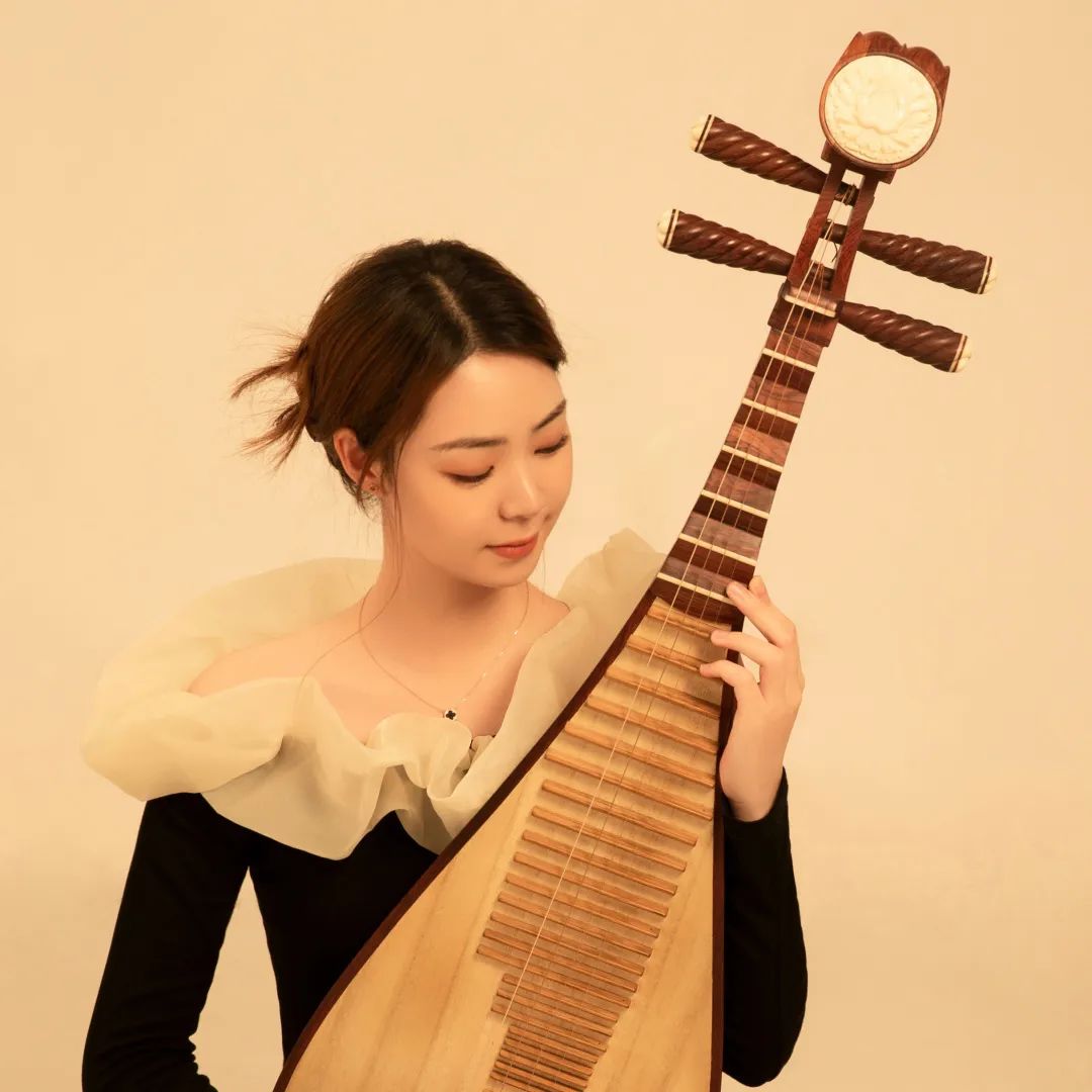 谢函辰青年琵琶演奏家.现为上海大学音乐学院22级学生.