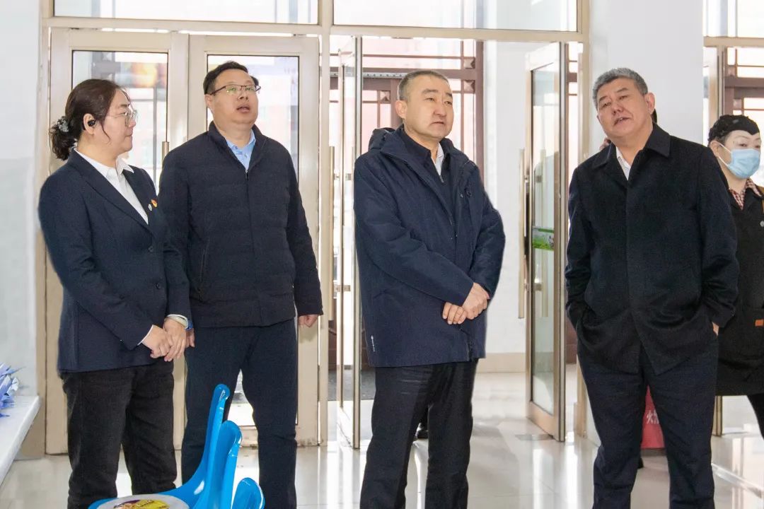 督导检查中,辛曙光对照食品安全包保主体"两个责任"