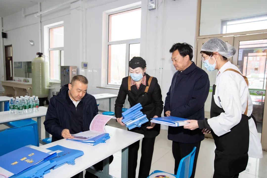 督导检查中,辛曙光对照食品安全包保主体"两个责任"