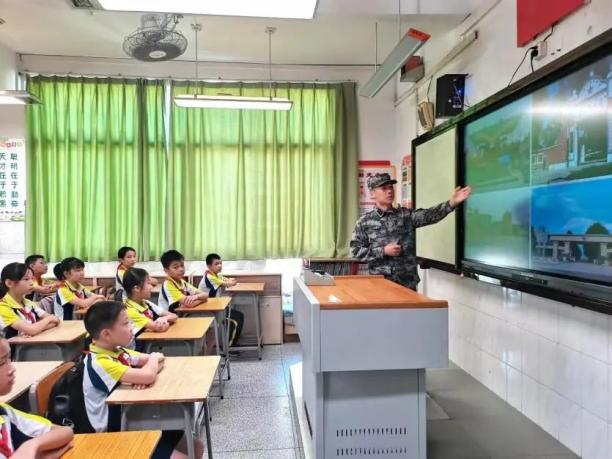 军休干部黄楷军到新会各中小学开展国防教育▲会城街道葵星退役舅人