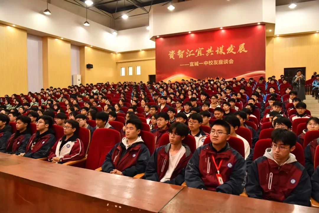 3月28日,刑事审判庭庭长冉洋带领法院干警来到宜城一中,通过线下讲座