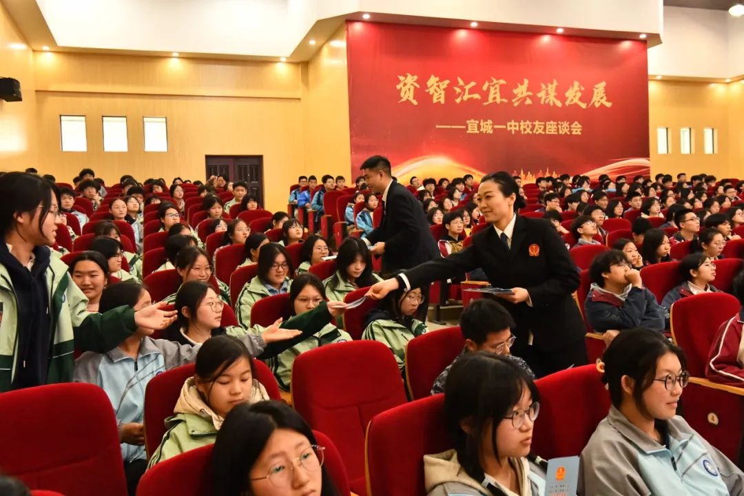 干警为积极互动的学生发放奖品宜城法院还把法庭搬到了校园,通过当庭