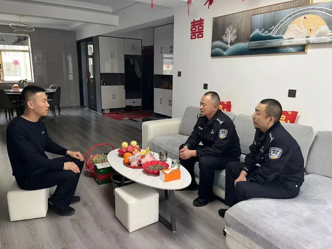 在民警孙文博家中,王清与其进行亲切交谈,详细询问病情治疗和康复情况